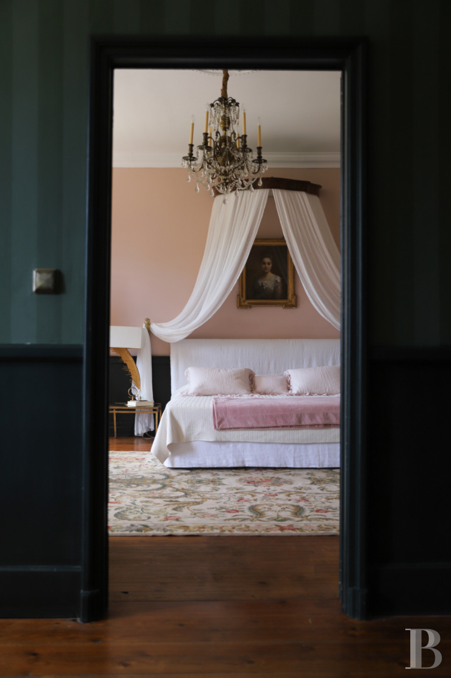 An 18th century chateau surrounded by trees and hills in the Lot valley - photo  n°20